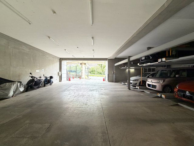 ただいま絶賛施工中！！７月下旬には生まれ変わるペット飼育可能なマンション！！確か、屋上も使えたはずの“寿々㐂家”近きイケイケ！！毎日並べる好立地な『フェイム上星川』リフォームの駐車場|車をお持ちの方に嬉しい駐車場付きの物件です