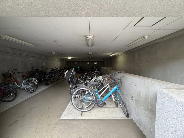 ただいま絶賛施工中！！７月下旬には生まれ変わるペット飼育可能なマンション！！確か、屋上も使えたはずの“寿々㐂家”近きイケイケ！！毎日並べる好立地な『フェイム上星川』リフォームの駐輪場