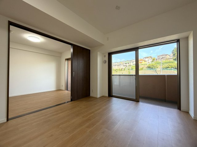 ペット飼育可能なマンション！！眺望感もありつつ、確か、屋上も使えたはず（間違ってたらすみません）の“寿々㐂家”近き、毎日並べる好立地なラーメンマンション『フェイム上星川ヒルサイドテラス』リフォームの居間・リビング|ゆったりとした居間です
