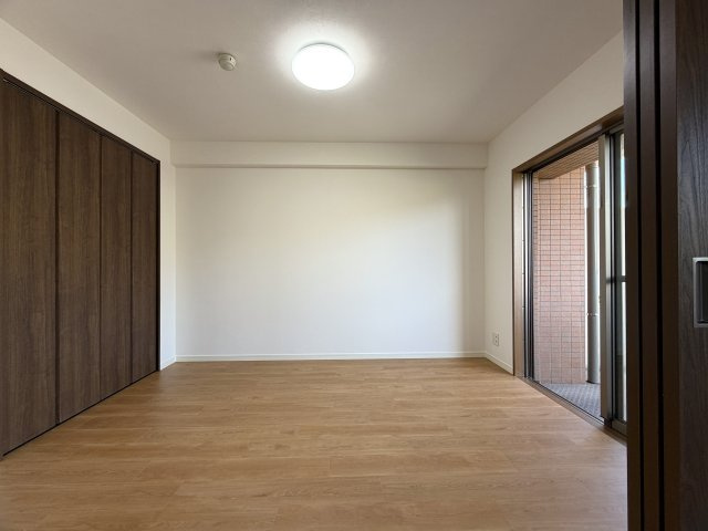 ペット飼育可能なマンション！！眺望感もありつつ、確か、屋上も使えたはず（間違ってたらすみません）の“寿々㐂家”近き、毎日並べる好立地なラーメンマンション『フェイム上星川ヒルサイドテラス』リフォームの洋室|きれいな洋室です