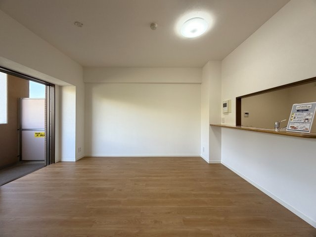 ペット飼育可能なマンション！！眺望感もありつつ、確か、屋上も使えたはず（間違ってたらすみません）の“寿々㐂家”近き、毎日並べる好立地なラーメンマンション『フェイム上星川ヒルサイドテラス』リフォームの居間・リビング|居間です