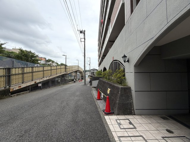 ただいま絶賛施工中！！７月下旬には生まれ変わるペット飼育可能なマンション！！確か、屋上も使えたはずの“寿々㐂家”近きイケイケ！！毎日並べる好立地な『フェイム上星川』リフォームの外観|前面道路です