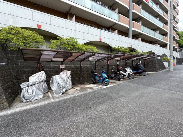ただいま絶賛施工中！！７月下旬には生まれ変わるペット飼育可能なマンション！！確か、屋上も使えたはずの“寿々㐂家”近きイケイケ！！毎日並べる好立地な『フェイム上星川』リフォームの駐輪場
