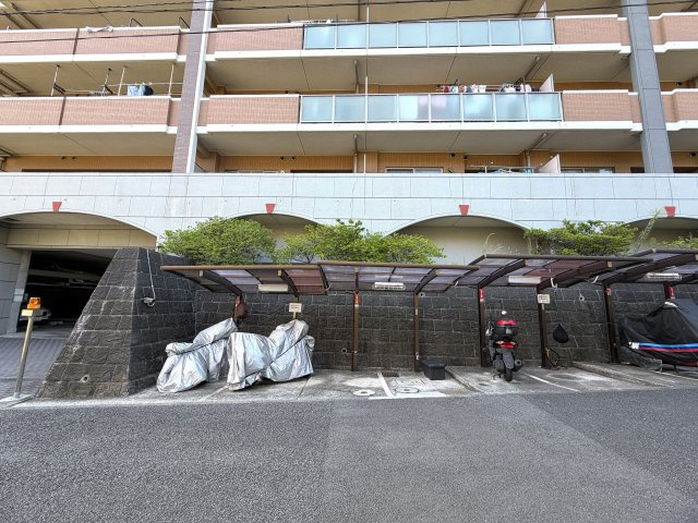 ペット飼育可能なマンション！！眺望感もありつつ、確か、屋上も使えたはず（間違ってたらすみません）の“寿々㐂家”近き、毎日並べる好立地なラーメンマンション『フェイム上星川ヒルサイドテラス』リフォームの駐輪場|バイク置場です