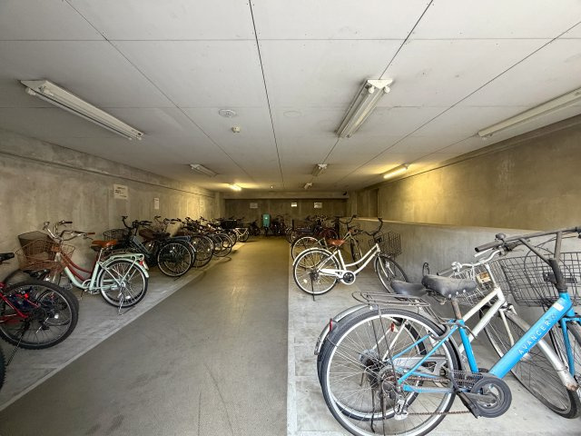 ペット飼育可能なマンション！！眺望感もありつつ、確か、屋上も使えたはず（間違ってたらすみません）の“寿々㐂家”近き、毎日並べる好立地なラーメンマンション『フェイム上星川ヒルサイドテラス』リフォームの駐輪場