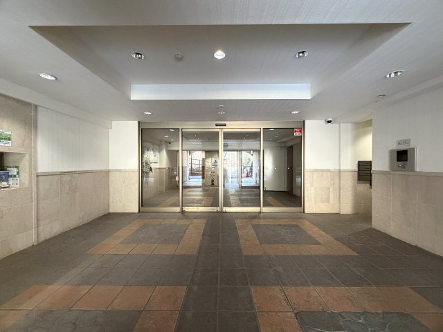 ペット飼育可能なマンション！！眺望感もありつつ、確か、屋上も使えたはず（間違ってたらすみません）の“寿々㐂家”近き、毎日並べる好立地なラーメンマンション『フェイム上星川ヒルサイドテラス』リフォームのエントランス|毎日通るエントランスはこのようになっています