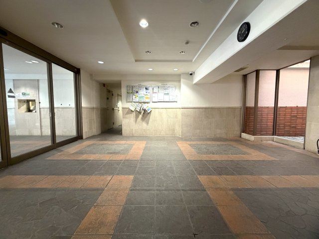 ペット飼育可能なマンション！！眺望感もありつつ、確か、屋上も使えたはず（間違ってたらすみません）の“寿々㐂家”近き、毎日並べる好立地なラーメンマンション『フェイム上星川ヒルサイドテラス』リフォームのエントランス|毎日通るエントランスはこのようになっています