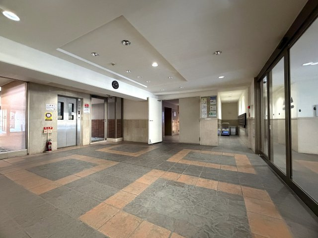 ペット飼育可能なマンション！！眺望感もありつつ、確か、屋上も使えたはず（間違ってたらすみません）の“寿々㐂家”近き、毎日並べる好立地なラーメンマンション『フェイム上星川ヒルサイドテラス』リフォームのエントランス|ゆとりのあるエントランスです