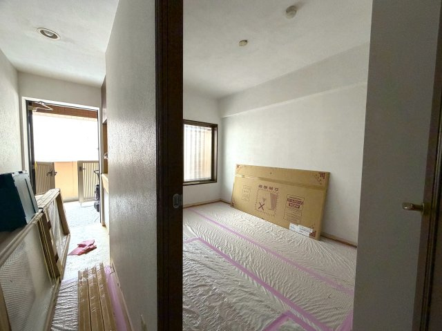 ただいま絶賛施工中！！７月下旬には生まれ変わるペット飼育可能なマンション！！確か、屋上も使えたはずの“寿々㐂家”近きイケイケ！！毎日並べる好立地な『フェイム上星川』リフォームの洋室|落ち着いた色調の洋室です