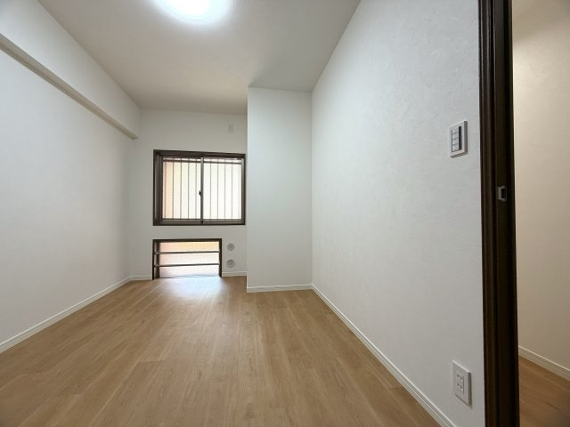 ただいま絶賛施工中！！７月下旬には生まれ変わるペット飼育可能なマンション！！確か、屋上も使えたはずの“寿々㐂家”近きイケイケ！！毎日並べる好立地な『フェイム上星川』リフォームの洋室|落ち着いた色調の洋室です