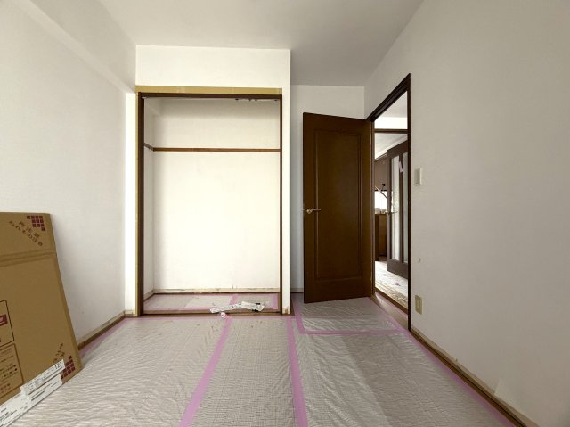 ただいま絶賛施工中！！７月下旬には生まれ変わるペット飼育可能なマンション！！確か、屋上も使えたはずの“寿々㐂家”近きイケイケ！！毎日並べる好立地な『フェイム上星川』リフォームの洋室|スタンダードな洋室です