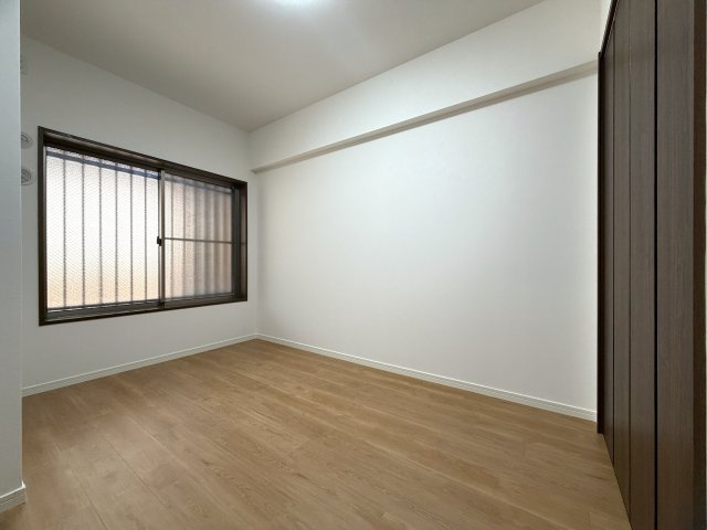 ペット飼育可能なマンション！！眺望感もありつつ、確か、屋上も使えたはず（間違ってたらすみません）の“寿々㐂家”近き、毎日並べる好立地なラーメンマンション『フェイム上星川ヒルサイドテラス』リフォームの洋室|個人の部屋や寝室として使える洋室です