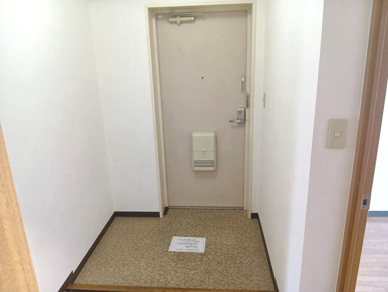 城山清涼ハイツ2号棟の玄関|落ち着いた玄関です