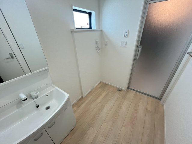 クレイドルガーデン南城市佐敷 3号棟（全3棟）の脱衣所|洗濯機置き場とお風呂入り口