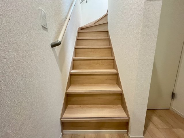 クレイドルガーデン南城市佐敷 3号棟（全3棟）の内装|階段