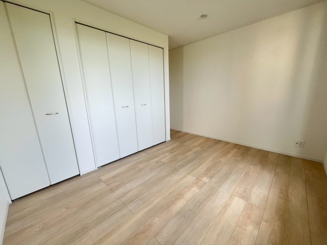 クレイドルガーデン南城市佐敷 3号棟（全3棟）の洋室