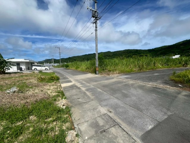 クレイドルガーデン南城市佐敷 3号棟（全3棟）の前面道路含む現地写真