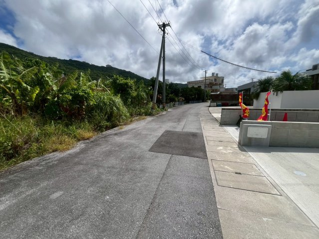 クレイドルガーデン南城市佐敷 3号棟（全3棟）の前面道路含む現地写真