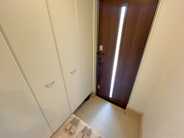 クレイドルガーデン南城市佐敷 3号棟（全3棟）の玄関