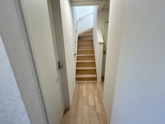 クレイドルガーデン南城市佐敷 3号棟（全3棟）のその他|玄関から見た1階廊下