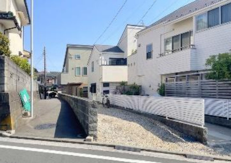 中区豆口台戸建ての駐車場|3台駐車可能なカースペース付き！1台は大型バイクを停めても◎