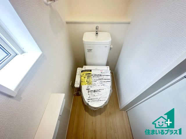 ●17(土)18(日)現地説明会！　生駒市萩原町　全3邸のトイレ|1・2階の2ヶ所にあるので、朝の忙しい時間の順番待ちもなく、深夜の利用にも大変便利です。