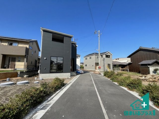 ●24(土)25(日)現地説明会！　生駒市萩原町　全3邸の前面道路含む現地写真|周辺は閑静な住宅街！前面道路広々で車の出し入れも便利です。駐車が苦手な方でも安心して車庫入れできます！