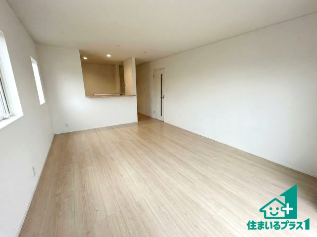 ●31(土)1(日)3(祝)現地説明会！　生駒市萩原町　全3邸の居間・リビング|日当たり良好の明るいリビングで朝の目覚めもスッキリできそう！対面キッチンでご家族のコミュニケーションも自然と増える設計！小さなお子様が遊ぶスペースを作っても広々とくつろげるLDK！