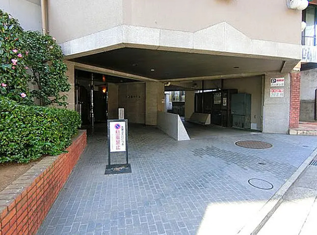 市谷左内坂ハイムのエントランス