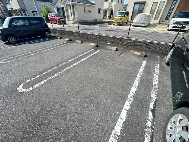 ロワイヤルの駐車場|高崎、前橋のお部屋探しはエンドスケープまで！お客様の理想お聞かせ下さい♪