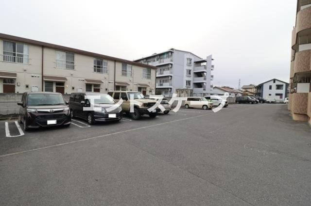 ロワイヤルの駐車場|高崎、前橋のお部屋探しはエンドスケープまで！お客様の理想お聞かせ下さい♪