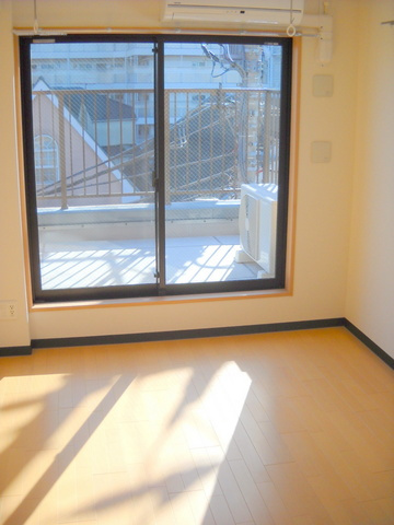 ソレイユ目黒の居間・リビング|★明るいフローリングの角部屋です★