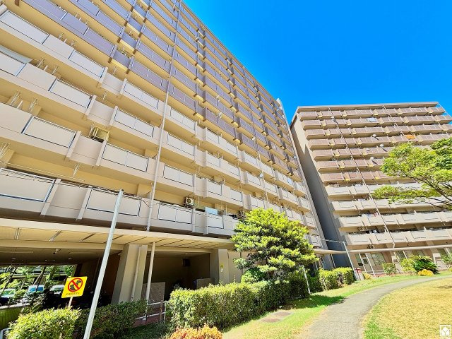 武庫川樹のまち第一第一六号棟の外観|安心・安全な暮らしをサポートするオートロックシステムを2023年に入れ替え、全棟LED化も施されています。利便性や防犯性にも配慮されたマンションです。