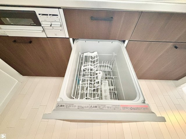 武庫川樹のまち第一第一六号棟のエントランス|上質な素材と洗練されたデザインが織りなすエントランス。住まう人の誇りを感じさせる、優雅な迎えの空間。安心・安全な暮らしをサポートするオートロックシステムも完備。