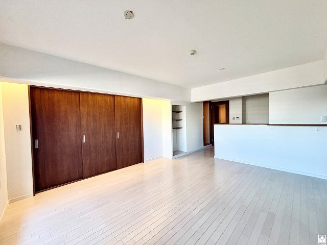 武庫川樹のまち第一第一六号棟のエントランス|広々とした明るいロビー。綺麗に整備されており、帰宅時や来客時にも気持ちの良い空間です。