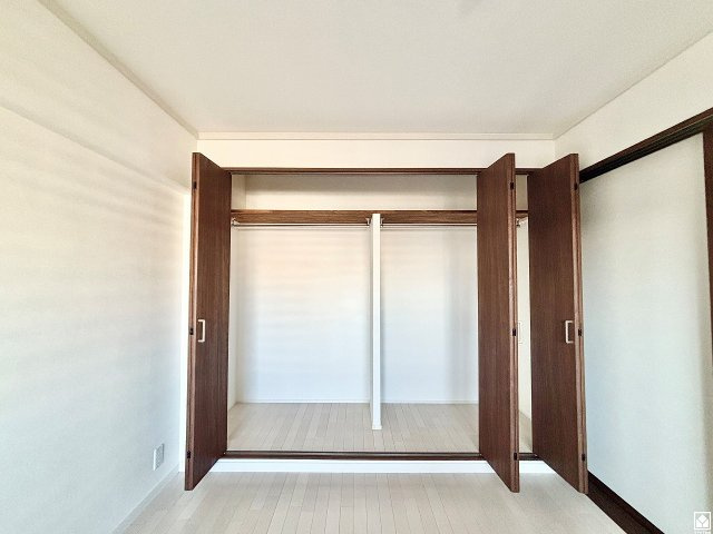 武庫川樹のまち第一第一六号棟の駐車場|屋内駐輪場・バイク置場も完備しており、雨や風、直射日光からお乗り物を守ることができます。