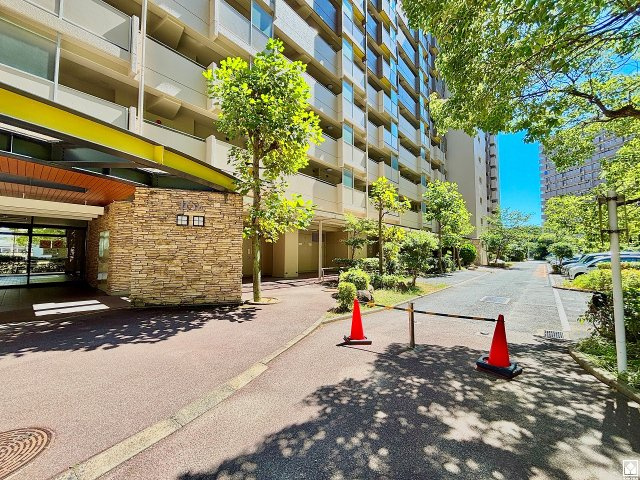 武庫川樹のまち第一第一六号棟の駐車場|敷地内に駐車場を完備（月額8500円～10200円）。重い荷物や雨の日の移動もスムーズで、快適なカーライフを実現。空き状況等は弊社スタッフまでお気軽にお問い合わせください。