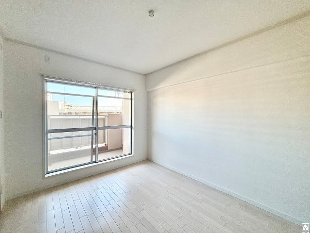 武庫川樹のまち第一第一六号棟の寝室|約6.2帖の洋室です。バルコニーにつながるお部屋で、通風・陽当たり良好。柔らかな光が差し込むお部屋で、快適で落ち着いた生活をお送りいただけます。