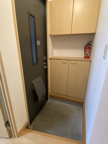 ジュネスの玄関|※反転間取　実際の色や建具は異なります。