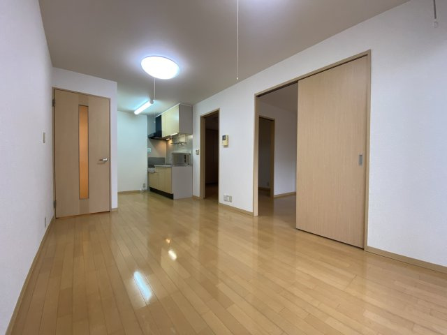 ジュネスの居間・リビング|LDK10.2帖※反転間取　実際の色や建具は異なります。