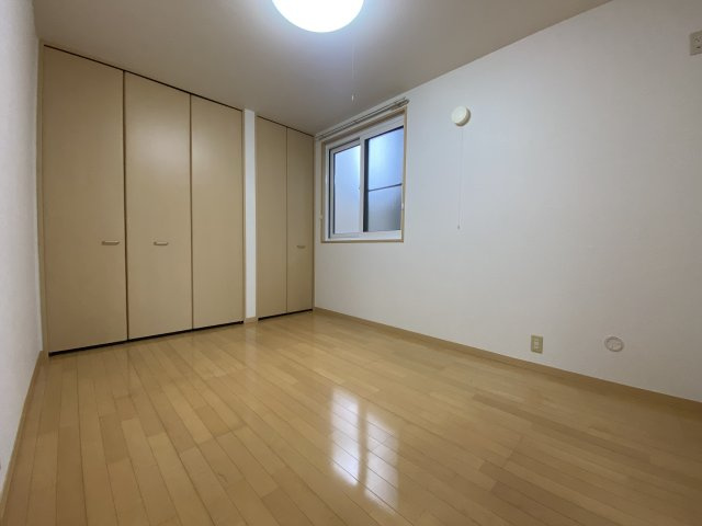 ジュネスの洋室|洋室6.1帖※反転間取　実際の色や建具は異なります。