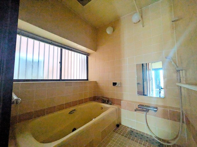 【浴室】 | 安行領根岸中古戸建 | 落ち着いた空間のお風呂です。丁寧に使われています！