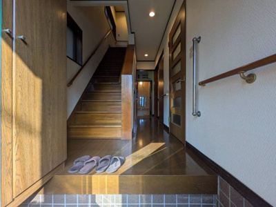 【玄関】 | 安行領根岸中古戸建 | 大きな玄関です。シューズクローゼットもあるので、たくさん靴を収納できます！