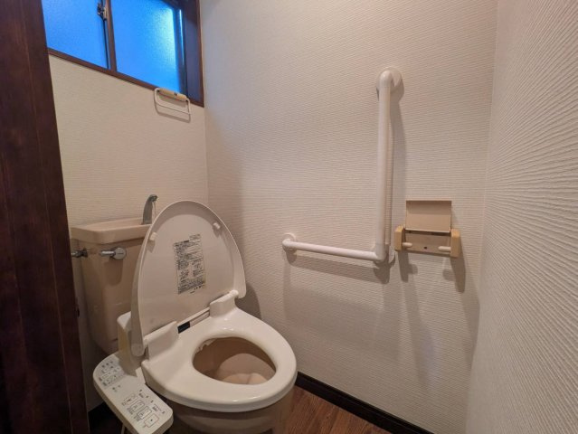 【トイレ】 | 安行領根岸中古戸建 | 使用感を感じさせないきれいなトイレです。
