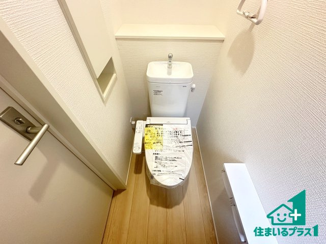●生駒市萩原町　第1期　新築一戸建てのトイレ|1・2階の2ヶ所にあるので、朝の忙しい時間の順番待ちもなく、深夜の利用にも大変便利です。