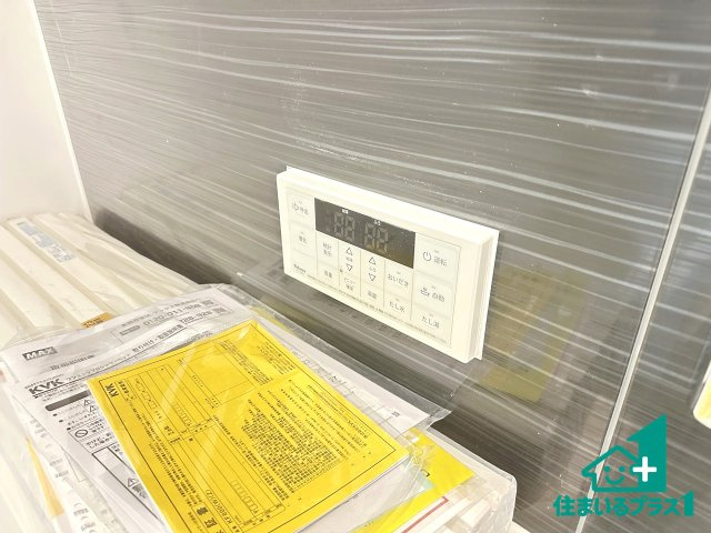●生駒市萩原町　第1期　新築一戸建ての発電・温水設備|給湯器リモコン（浴室側）省エネタイプの給湯器でお湯はり・追い炊き自由自在！お子様から高齢者の方まで、みんなが操作しやすいボタン配置です。