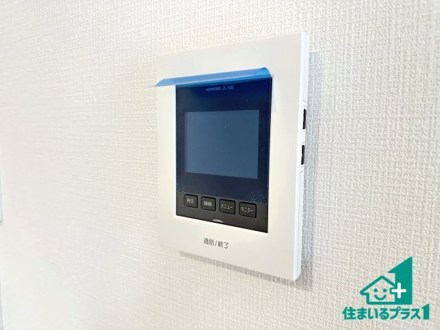 ●生駒市萩原町　第1期　新築一戸建ての防犯設備|カラーモニターインターホン！声だけでなく来訪者の姿や顔がモニターで確認できるので、小さなお子様がいらっしゃるご家庭でも安心できます！