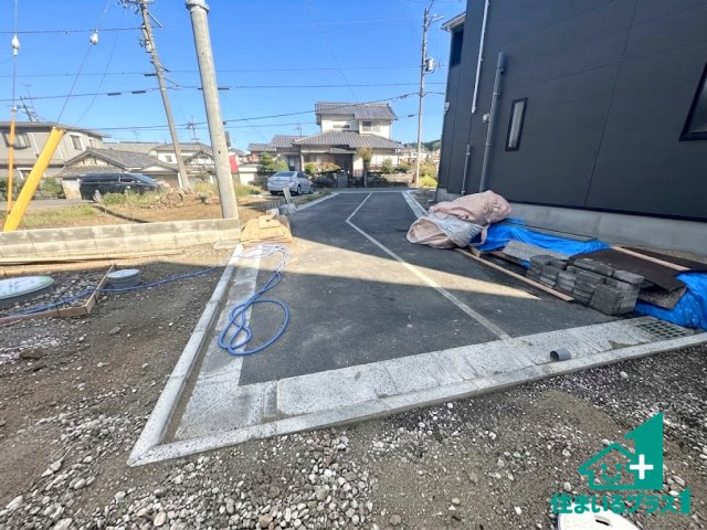 ●生駒市萩原町　第1期　新築一戸建ての前面道路含む現地写真|周辺は閑静な住宅街！前面道路広々で車の出し入れも便利です。駐車が苦手な方でも安心して車庫入れできます！