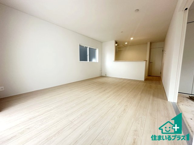 ●生駒市萩原町　第1期　新築一戸建ての居間・リビング|日当たり良好の明るいリビングで朝の目覚めもスッキリできそう！対面キッチンでご家族のコミュニケーションも自然と増える設計！小さなお子様が遊ぶスペースを作っても広々とくつろげるLDK！