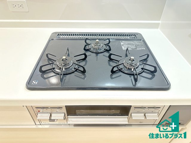 ●生駒市萩原町　第1期　新築一戸建ての設備|ダブル高火力Ｓｉセンサー付きコンロ！３口あるので、まとめて料理をする時も大活躍！